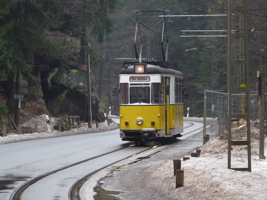 Von Bad Schandau fährt die Straßenbahn ins Gebirge.