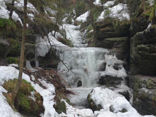 Elbsandsteingebirge im Winter: Wasserfälle werden Eisfälle