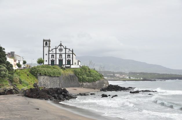 Kirche am Strand von Sao Miguel