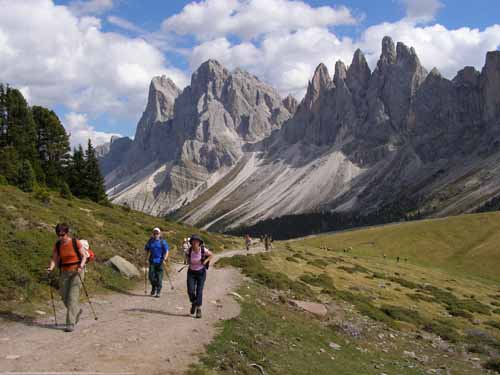 Bergwandern in den Dolomiten kann ohne Training anstrengend sein und zu Muskelkater führen.