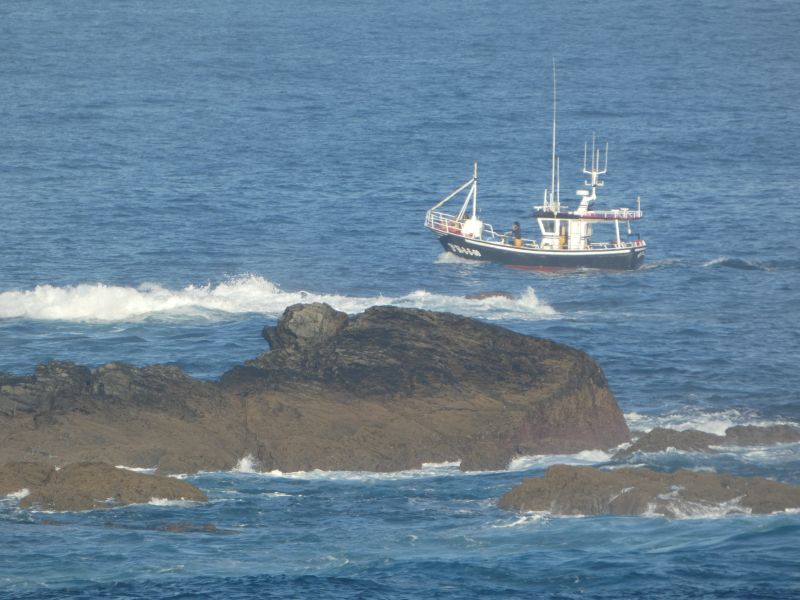 
Fischerboot vor der Küste zwischen Puerto de Vega und Navia