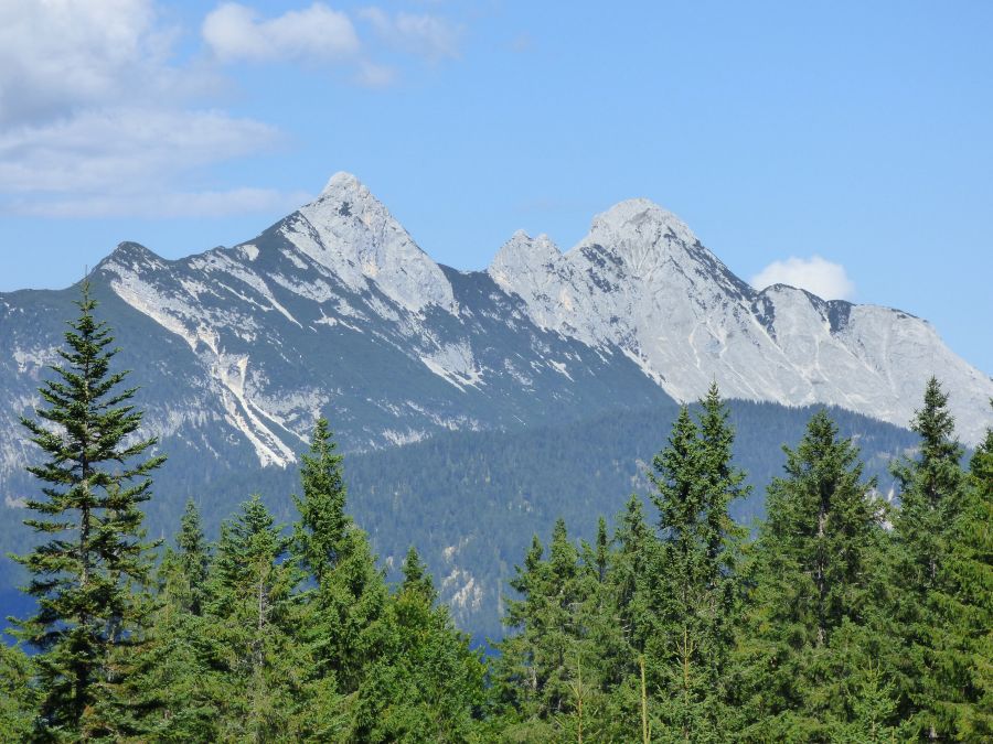 Blick zurück auf das Wettersteingebirge über Leutasch.