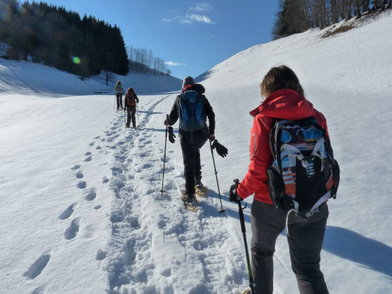 Im Winter ist die Jacke auch bei sonnigem Wetter ein entscheidendes Kleidungsstück.