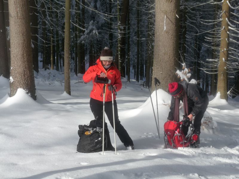 Schnitt der Winterjacke: Verstellbare Bündchen, hoher Kragen, Kapuze und dichter Abschluss überall - nicht zu weit und nicht zu eng.