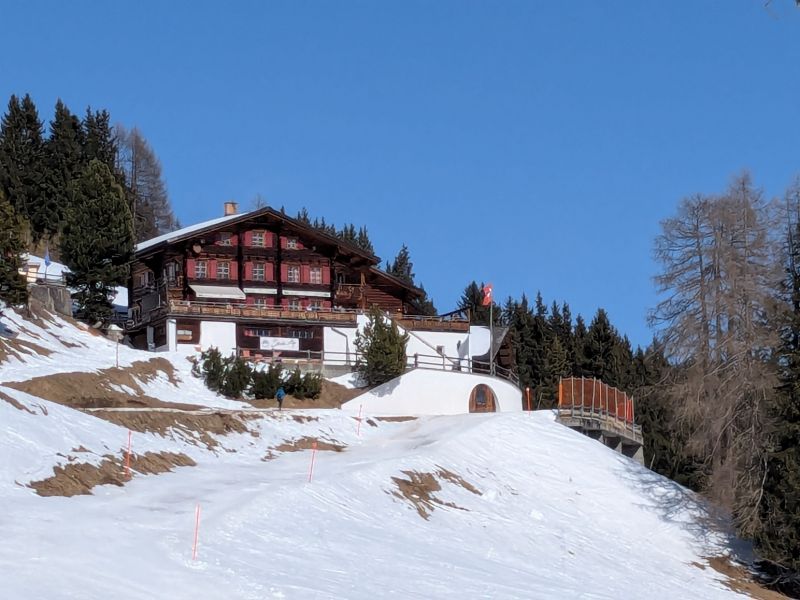 Gruppenunterkünfte bieten gerade in den Alpen, wo man oft Aktivurlaube macht, viele Vorteile.