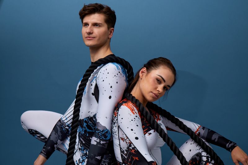 Moderne Trainingskleidung unterstützt die sportliche Bewegung.