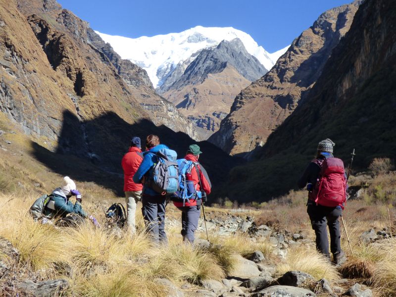Die Gletscher der Annapurna überragen die Landschaften