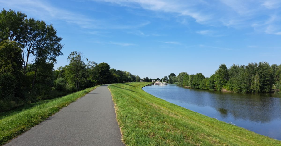 Der Donauradweg bei Straubing
